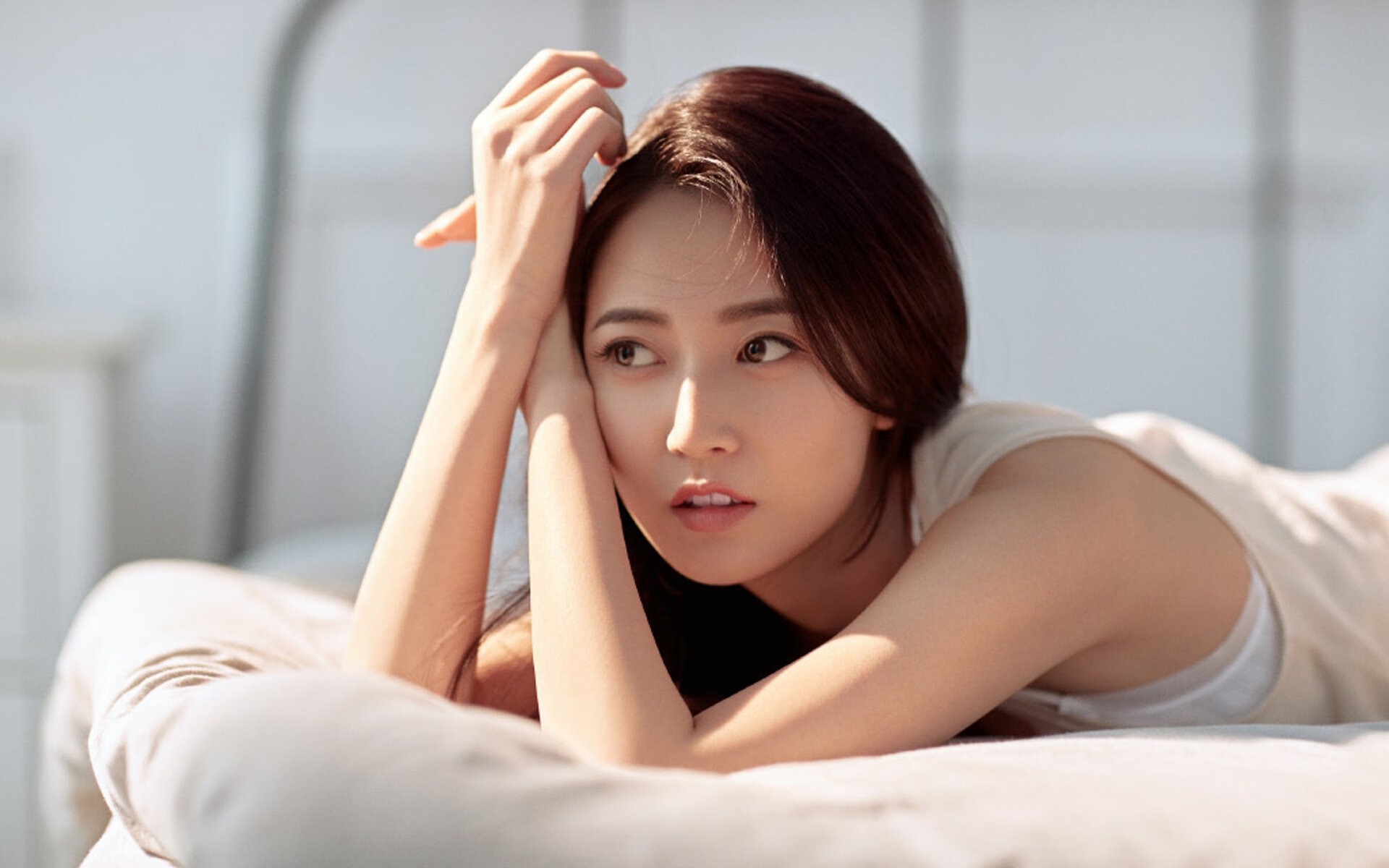 铁血兵工厂与白色闪电，当本泽马身披红白战袍踏平三岛